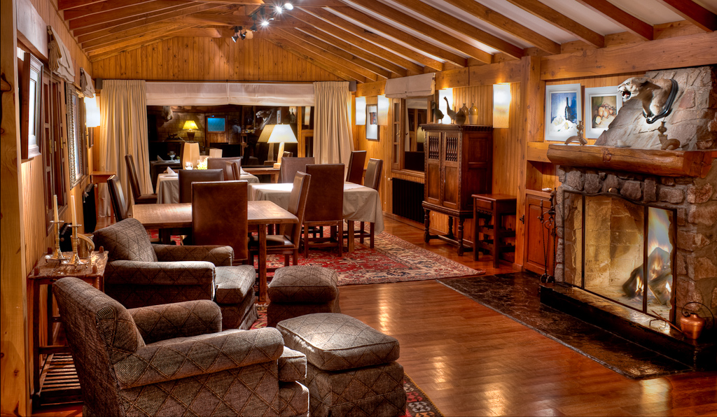 Dining room at Parque Diana lodge with hunters gathered around the table