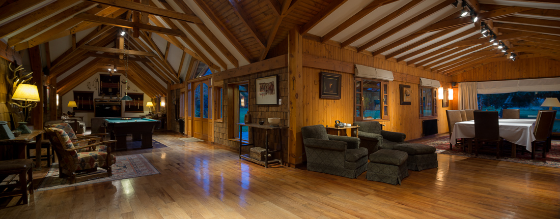 Billiards room and sitting area at Parque Diana lodge